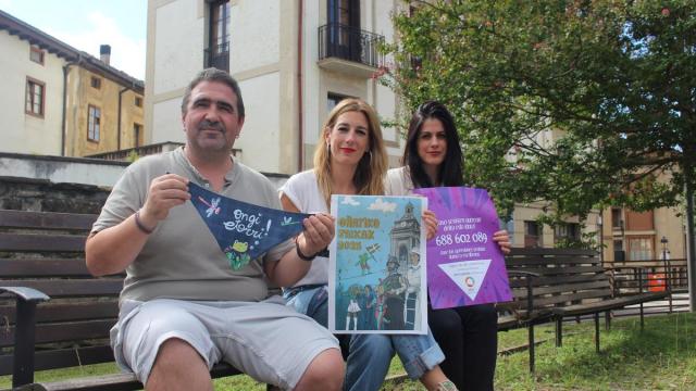 Olalde, la alcaldesa y Soraluze en la presentación del programa de las fiestas, que ilustra la imagen de la oñatiarra Lur Gesalaga, ganadora del concurso convocado por el Ayuntamiento.