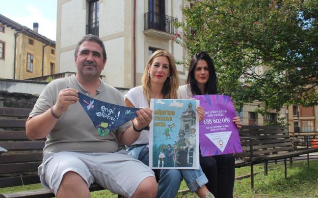 Olalde, la alcaldesa y Soraluze en la presentación del programa de las fiestas, que ilustra la imagen de la oñatiarra Lur Gesalaga, ganadora del concurso convocado por el Ayuntamiento.
