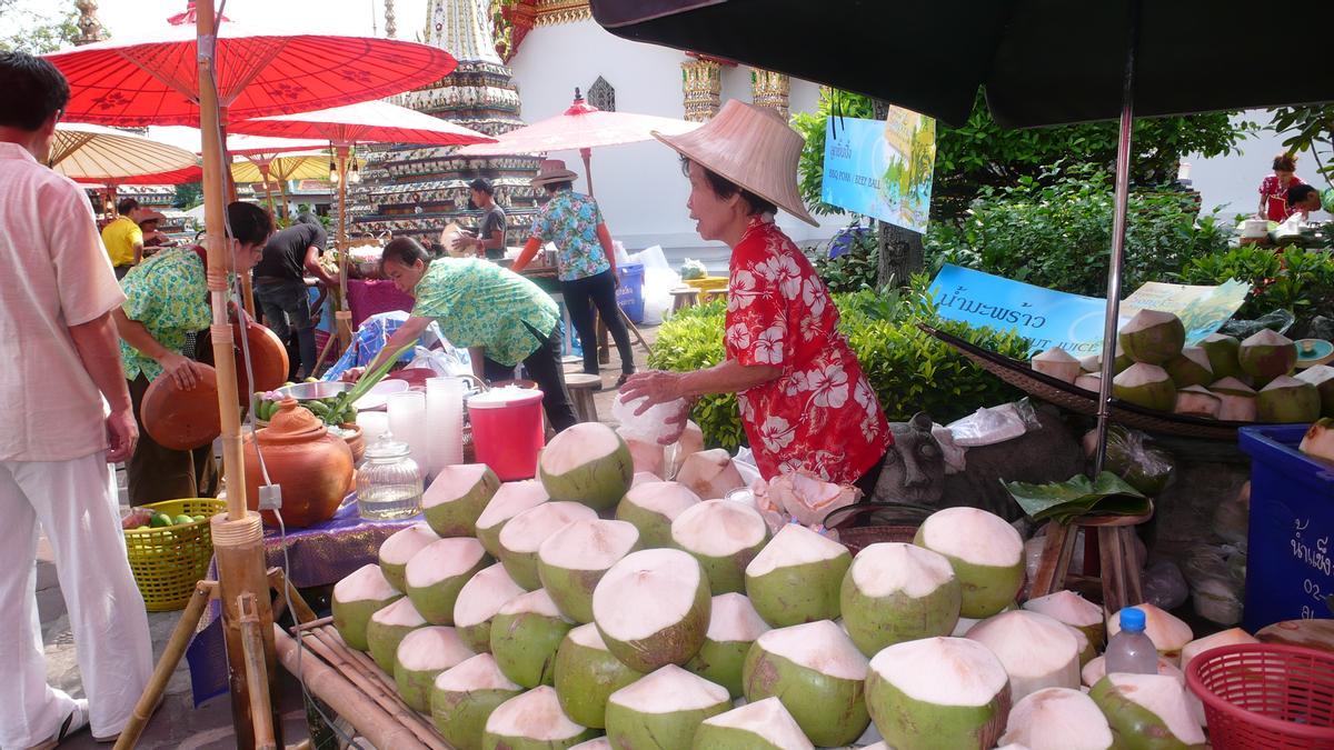 Venta se cocos en un puesto callejero.