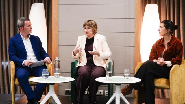 Ane Aranburu, de Bantec, y Nora Fernández, de Tecnalia, en el foro junto con el moderador, el periodista Txema Gutiérrez.