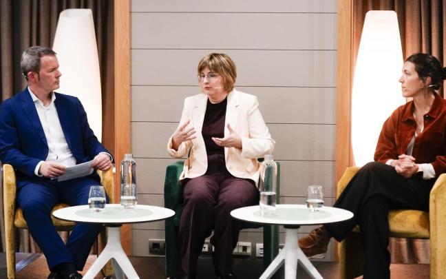 Ane Aranburu, de Bantec, y Nora Fernández, de Tecnalia, en el foro junto con el moderador, el periodista Txema Gutiérrez.