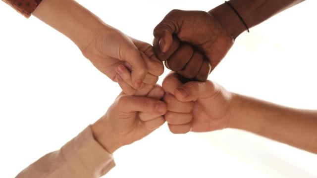 Manos unidas, en representación de la cooperación.