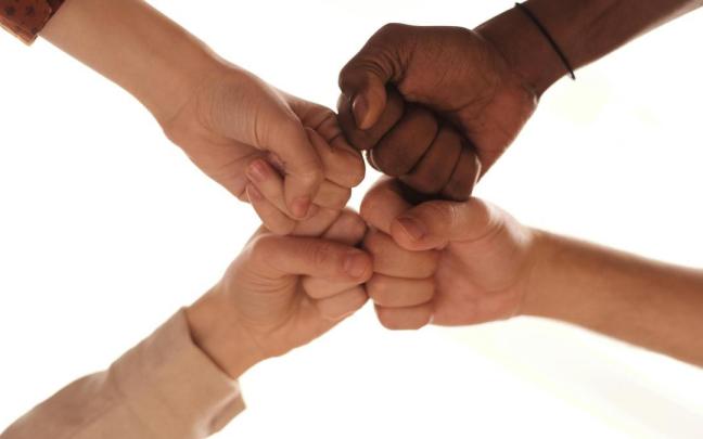 Manos unidas, en representación de la cooperación.