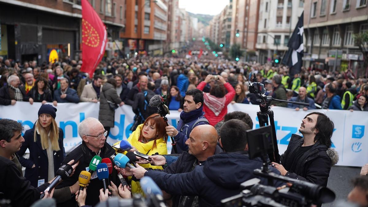 El portavoz de Sare, Joseba Azkarraga, durante una manifestación por la convivencia en enero de 2024.