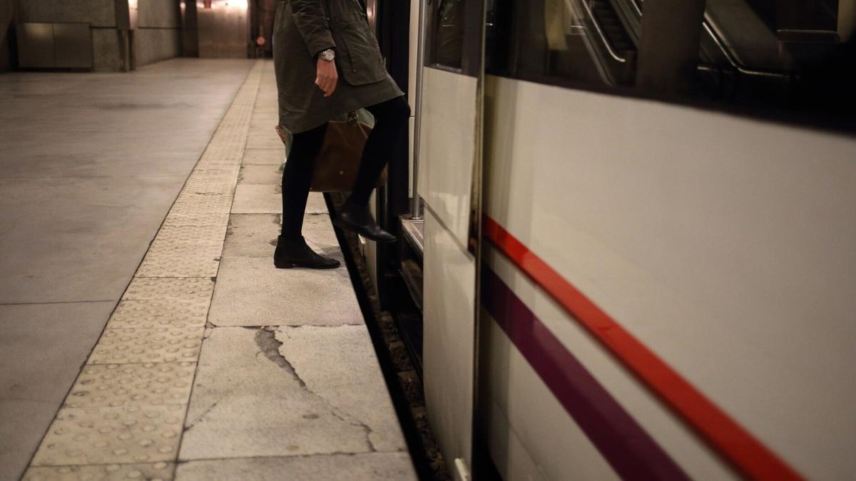 La diferencia de nivel entre el andén y el tren dificulta la accesibilidad en la línea ferroviaria C3