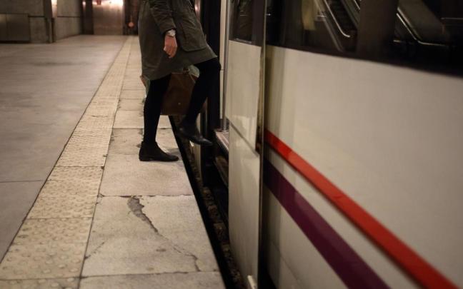 La diferencia de nivel entre el andén y el tren dificulta la accesibilidad en la línea ferroviaria C3