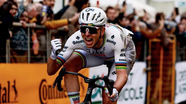 Pogacar festeja, al fin, la victoria en la Milán-San Remo.