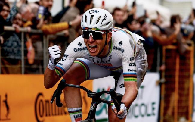 Pogacar festeja, al fin, la victoria en la Milán-San Remo.