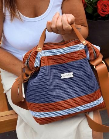 Los bolsos de Lainer tienen un marcado estilo donostiarra.