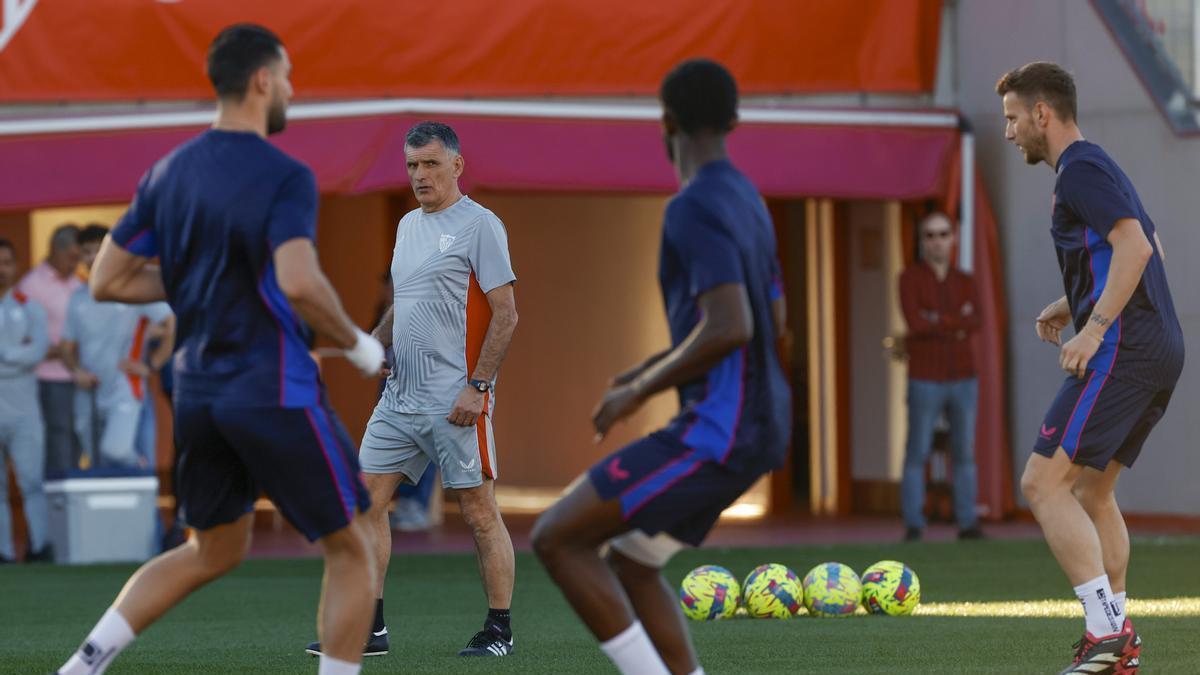 El nuevo entrenador del Sevilla FC, José Luis Mendilibar, dirigiendo su primer entrenamiento.