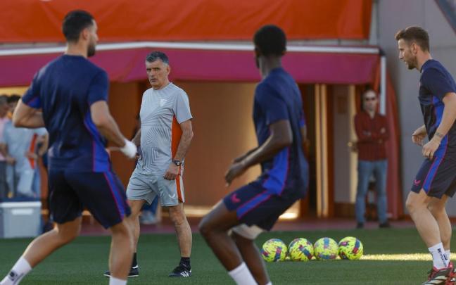 El nuevo entrenador del Sevilla FC, José Luis Mendilibar, dirigiendo su primer entrenamiento.