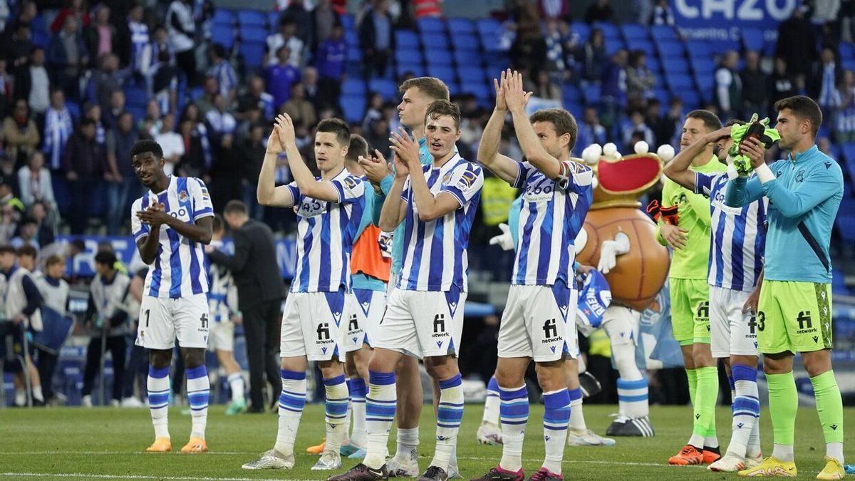 Los jugadores de la Real Sociedad aplauden al público de Anoeta al término del partido contra el Rayo Vallecano del pasado sábado. / RUBEN PLAZA