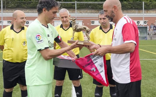 Javi González, en un partido de veteranos entre el Athletic y el Solokoetxe.