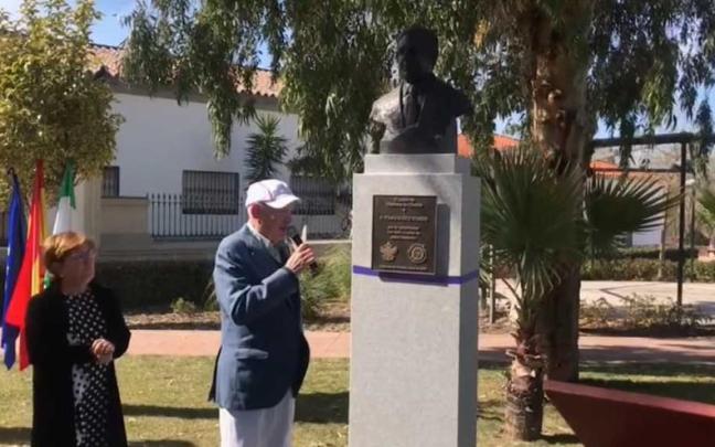 Tomás Muñoz Romero, en un acto de homenaje en su pueblo, en una imagen de archivo. Tomás Muñoz Romero, en un acto de homenaje en su pueblo, en una imagen de archivo.