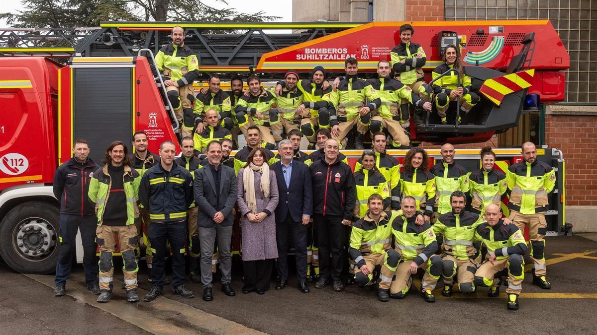 Gasteizko Suhiltzaile Parkeko 28 suhiltzaile espezialista berriek praktikaldia hasi dute.