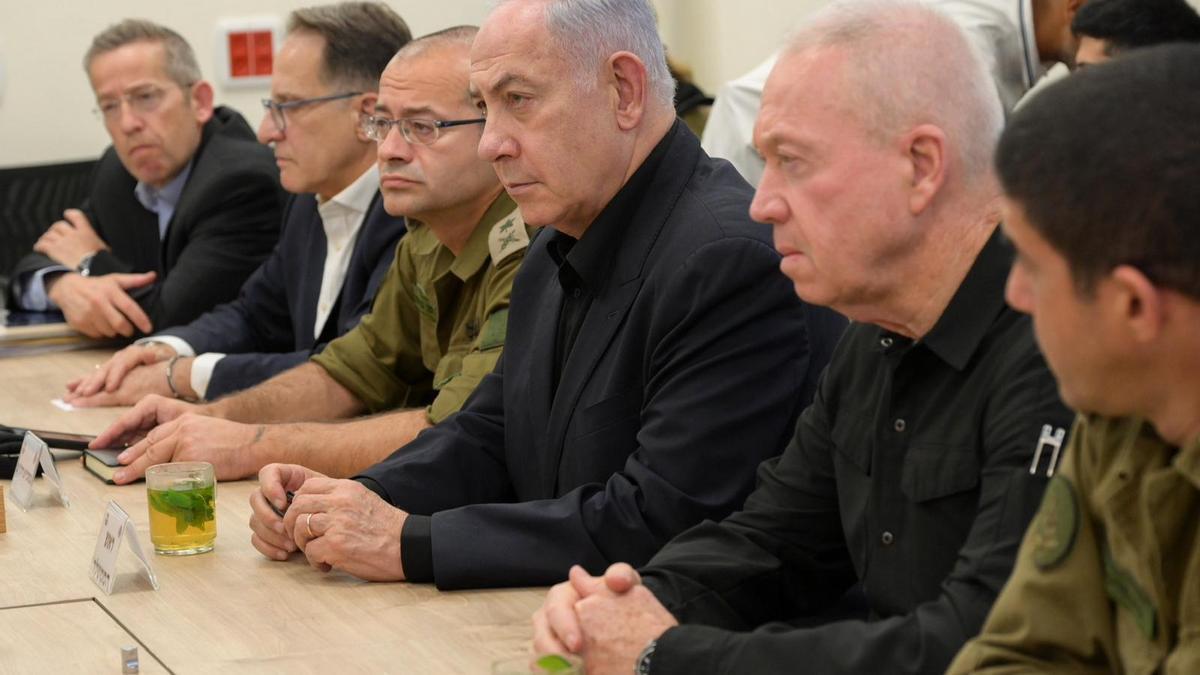 El primer ministro israelí, Benjamin Netanyahu, y el ministro de Defensa israelí, Yoav Gallant, reunidos tras declarar el estado de emergencia militar