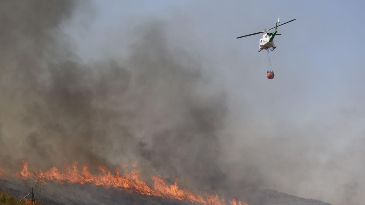Labores de extinción del incendio de Los Gallardos