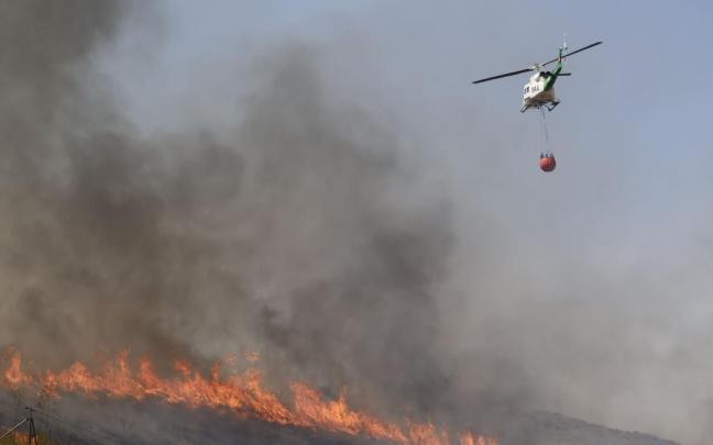 Labores de extinción del incendio de Los Gallardos