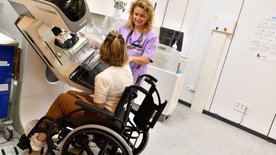 Una paciente se somete a una mamografía en un hospital.