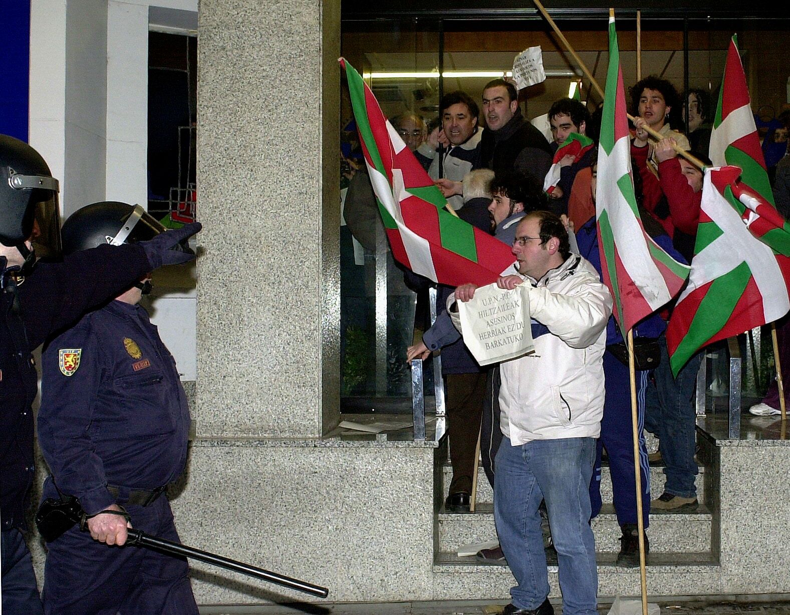 Concentración en el tanatorio aquel 13 de marzo en protesta por la muerte de Angel Berrueta. Concentración en el tanatorio aquel 13 de marzo en protesta por la muerte de Angel Berrueta.
