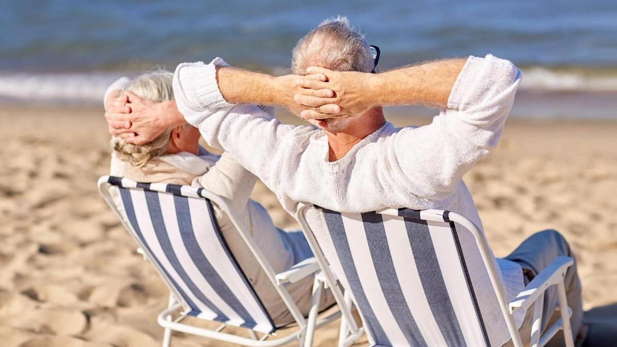 Dos pensionistas, disfrutando de la playa.