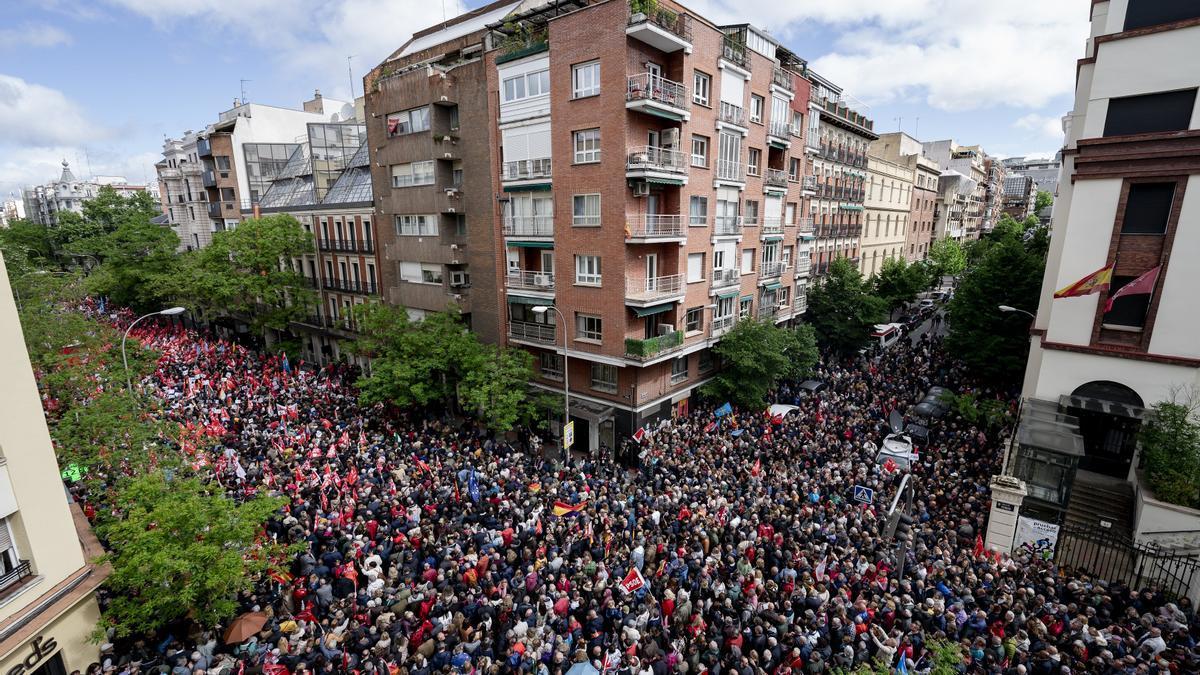 Miles de personas han participado en Ferraz en la concentración en apoyo a Pedro Sánchez.