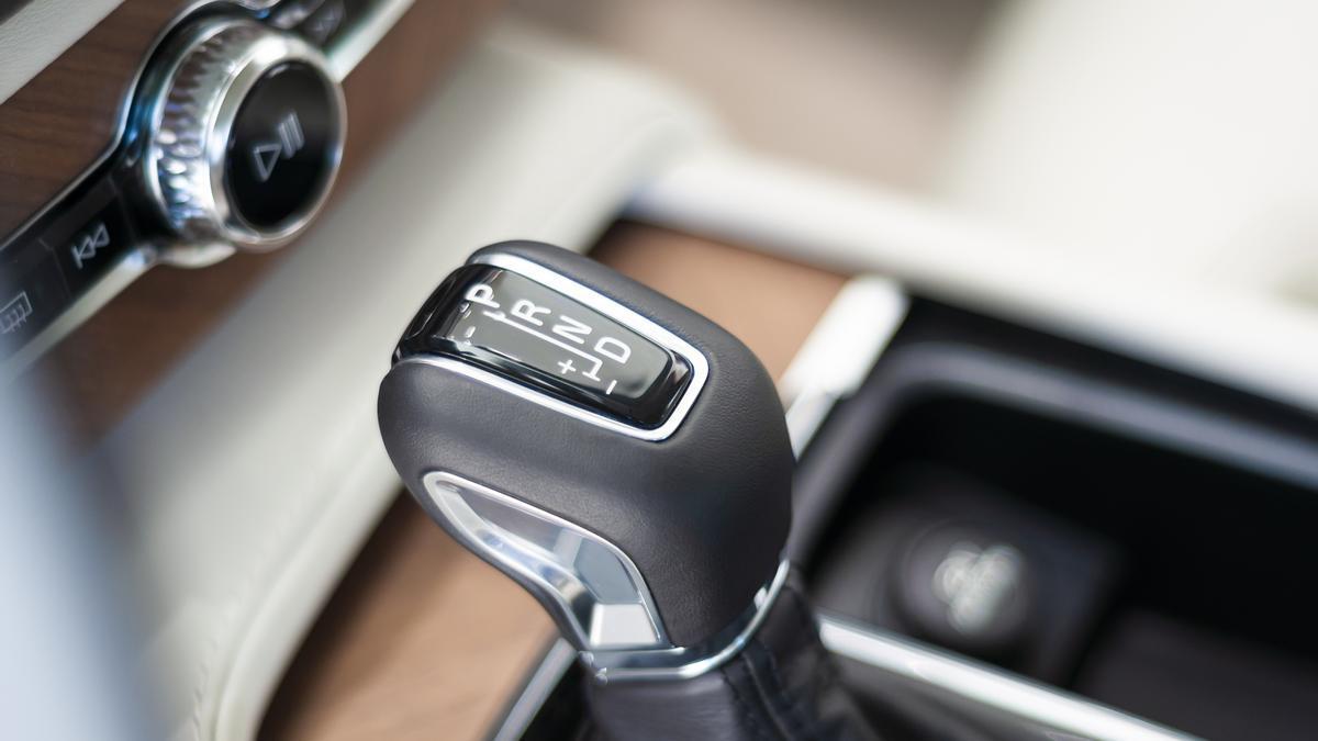 La palanca de cambios de un coche automático.
