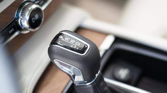La palanca de cambios de un coche automático.
