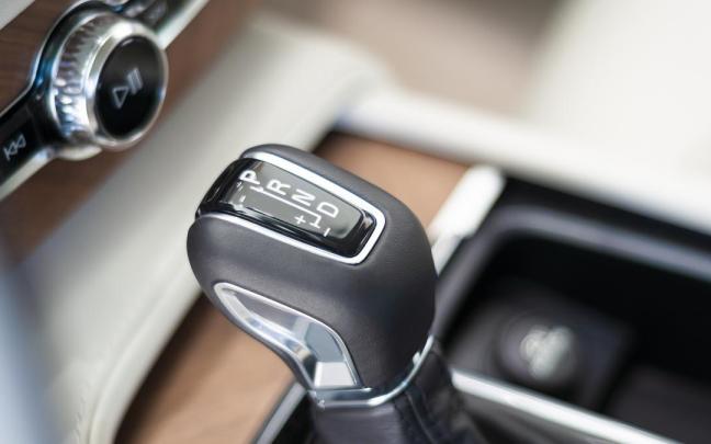La palanca de cambios de un coche automático.