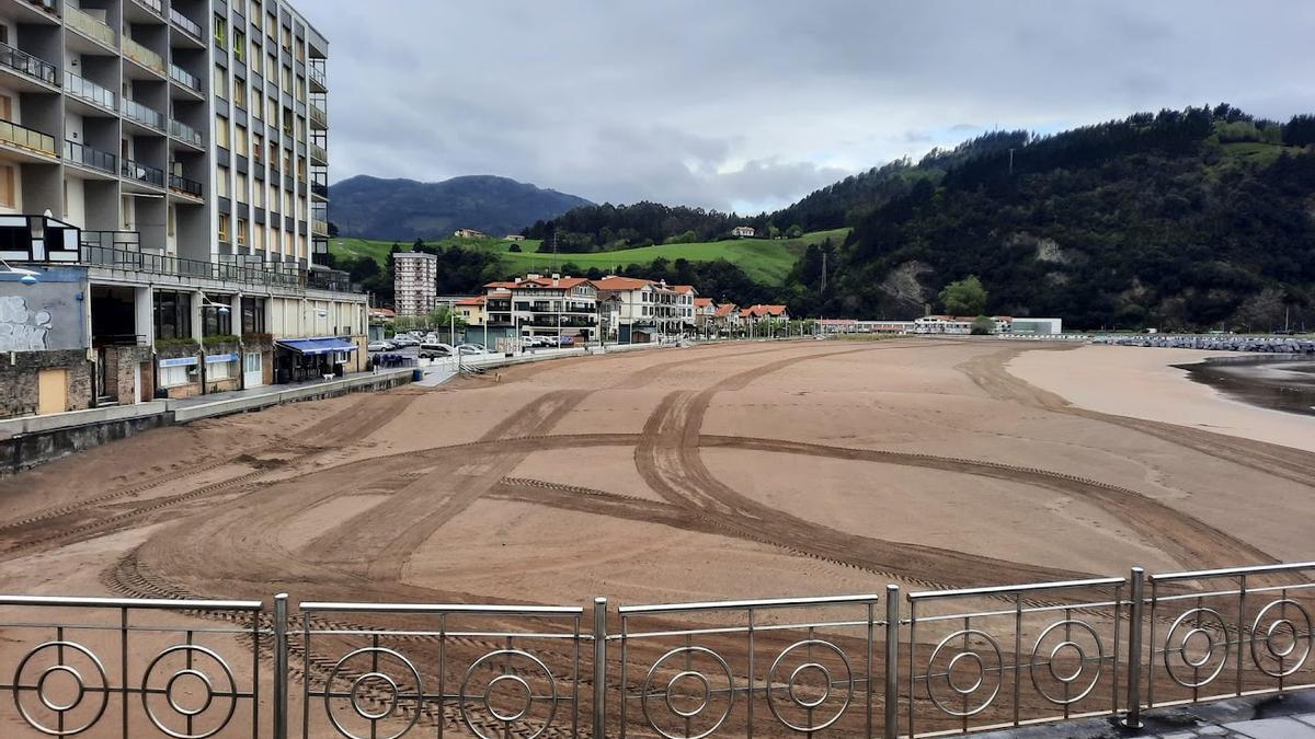 Vista de la zona este de la playa de Deba, objeto de una actuación que persigue su puesta a punto para recibir a miles de bañistas durante el verano