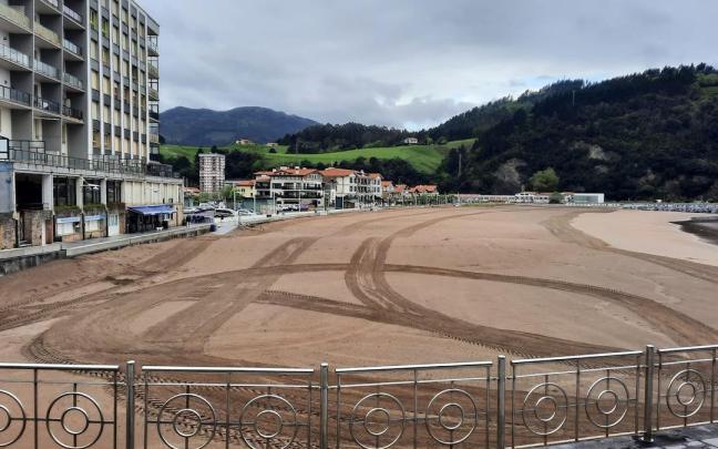 Vista de la zona este de la playa de Deba, objeto de una actuación que persigue su puesta a punto para recibir a miles de bañistas durante el verano / Udala Vista de la zona este de la playa de Deba, objeto de una actuación que persigue su puesta a punto para recibir a miles de bañistas durante el verano