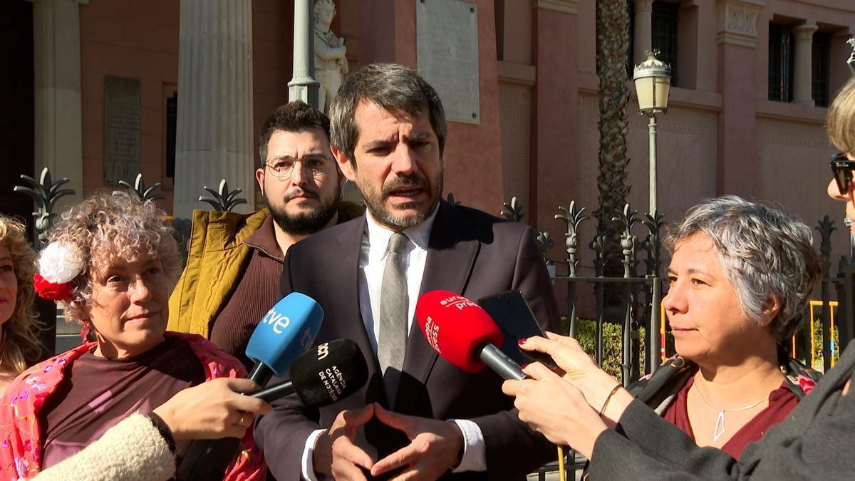 El ministro de Cultura, Ernest Urtasun, en atención a los medios