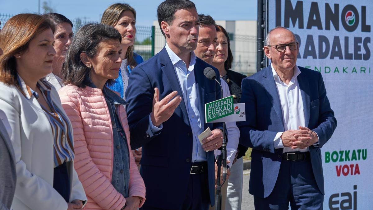 El candidato del PNV a lehendakari, Imanol Pradales, en Gasteiz