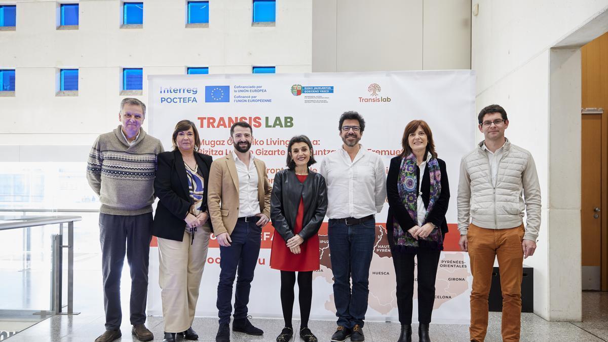 Representantes institucionales de la CAV, Navarra y Nueva Aquitania han presentado este jueves en Vitoria-Gasteiz el proyecto 'Transis Lab'.