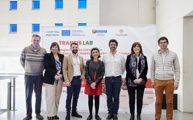 Representantes institucionales de la CAV, Navarra y Nueva Aquitania han presentado este jueves en Vitoria-Gasteiz el proyecto 'Transis Lab'.