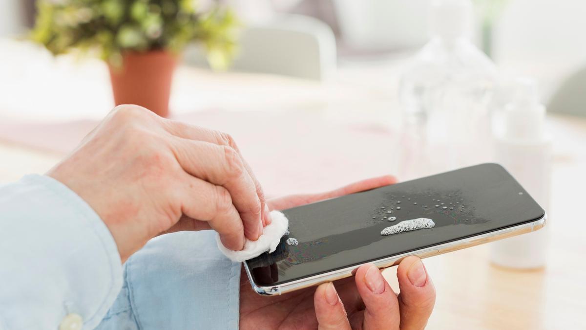 Un buen mantenimiento, entre lo que se incluye evitar mojarlo aunque sea con buena intención, ayuda a alargar la vida útil del móvil.