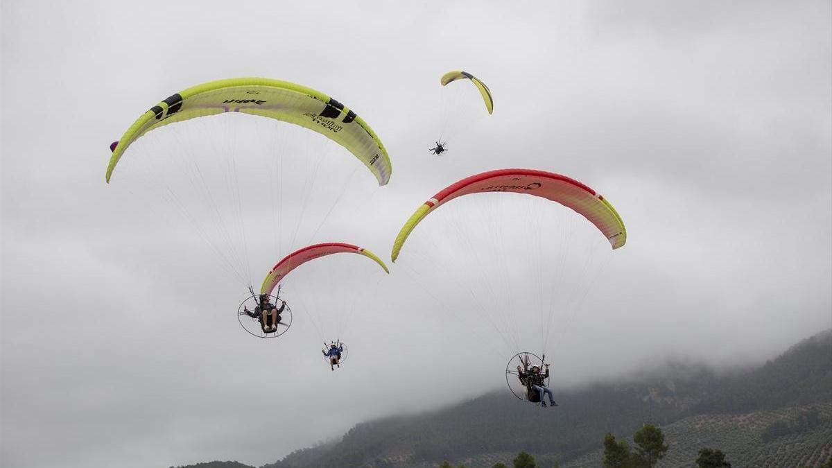 Un grupo de parapentistas en una foto de archivo.