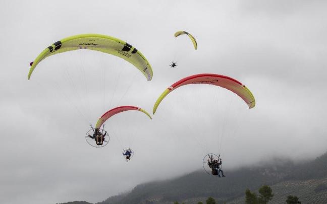 Un grupo de parapentistas en una foto de archivo.