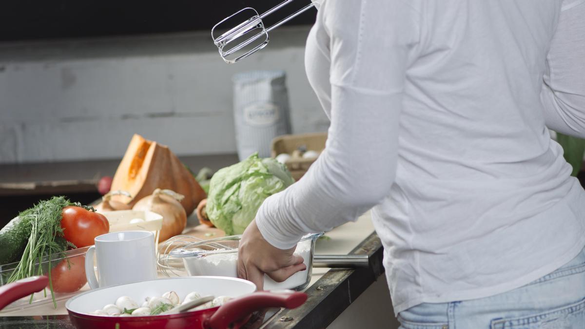 Una mujer cocinando.