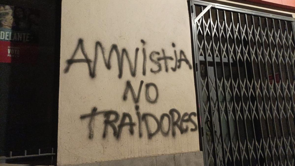 La sede socialista de la localidad oscense de Monzón amaneció con pintadas