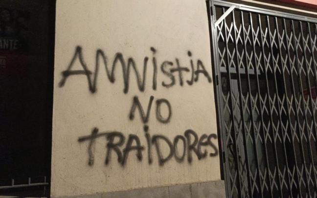 La sede socialista de la localidad oscense de Monzón amaneció con pintadas