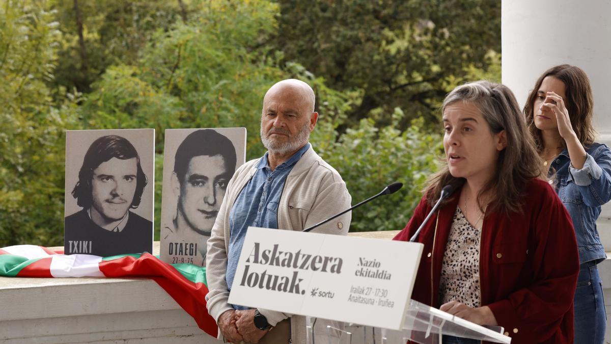 Familiares de dos generaciones de Jon Paredes 'Txiki' y Angel Otaegi durante la rueda de prensa