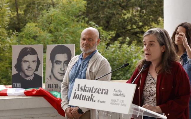 Familiares de dos generaciones de Jon Paredes 'Txiki' y Angel Otaegi durante la rueda de prensa