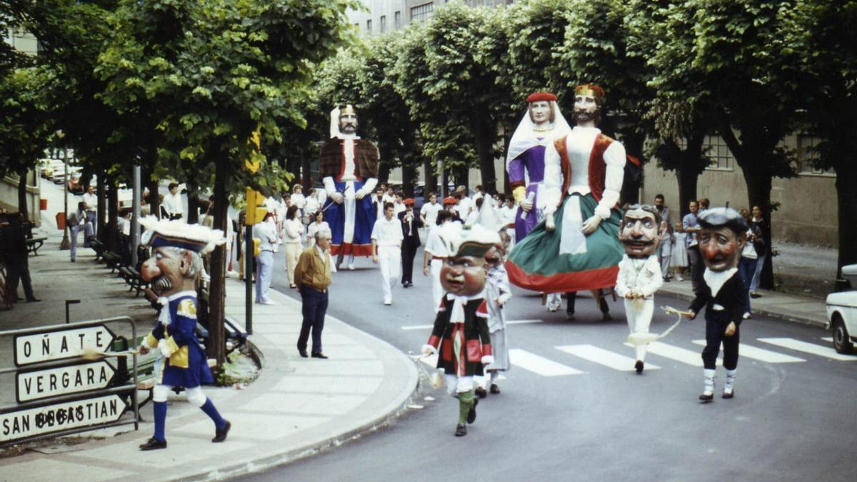 La comparsa poniendo ritmo y color a las calles en sus primeras salidas.