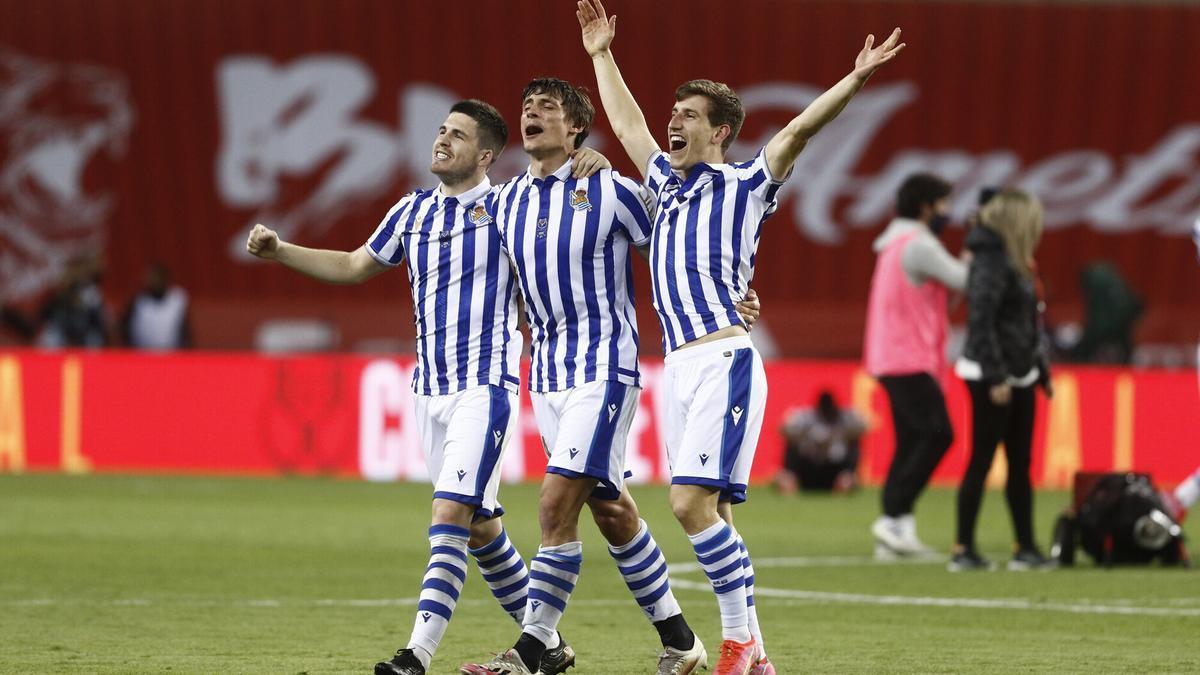 Zubeldia, Le Normand y Aihen celebrando la victoria de la Real Sociedad en la final de la Copa del Rey de 2020.
