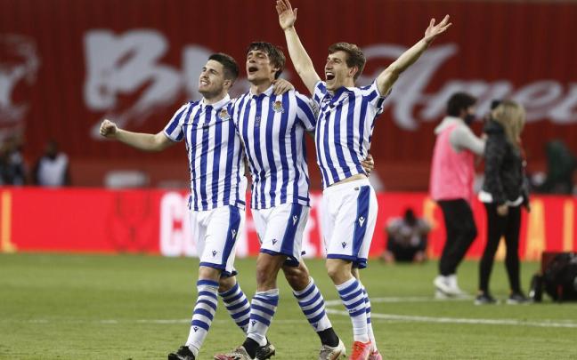 Zubeldia, Le Normand y Aihen celebrando la victoria de la Real Sociedad en la final de la Copa del Rey de 2020.