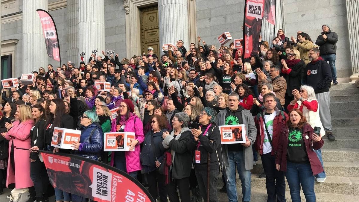 Entregan en el Congreso 715.600 firmas de la ILP para que los toros no sean patrimonio cultural y piden su apoyo al PSOE.