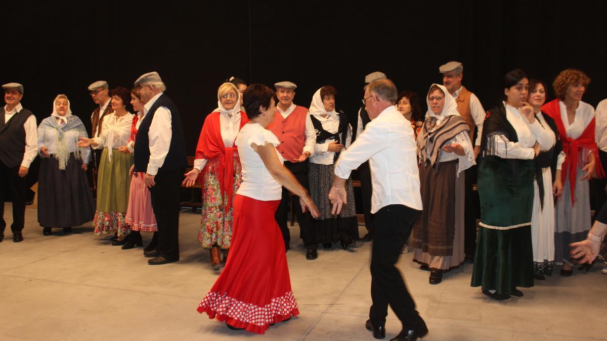 Ensayo de la zarzuela en una pasada edición.