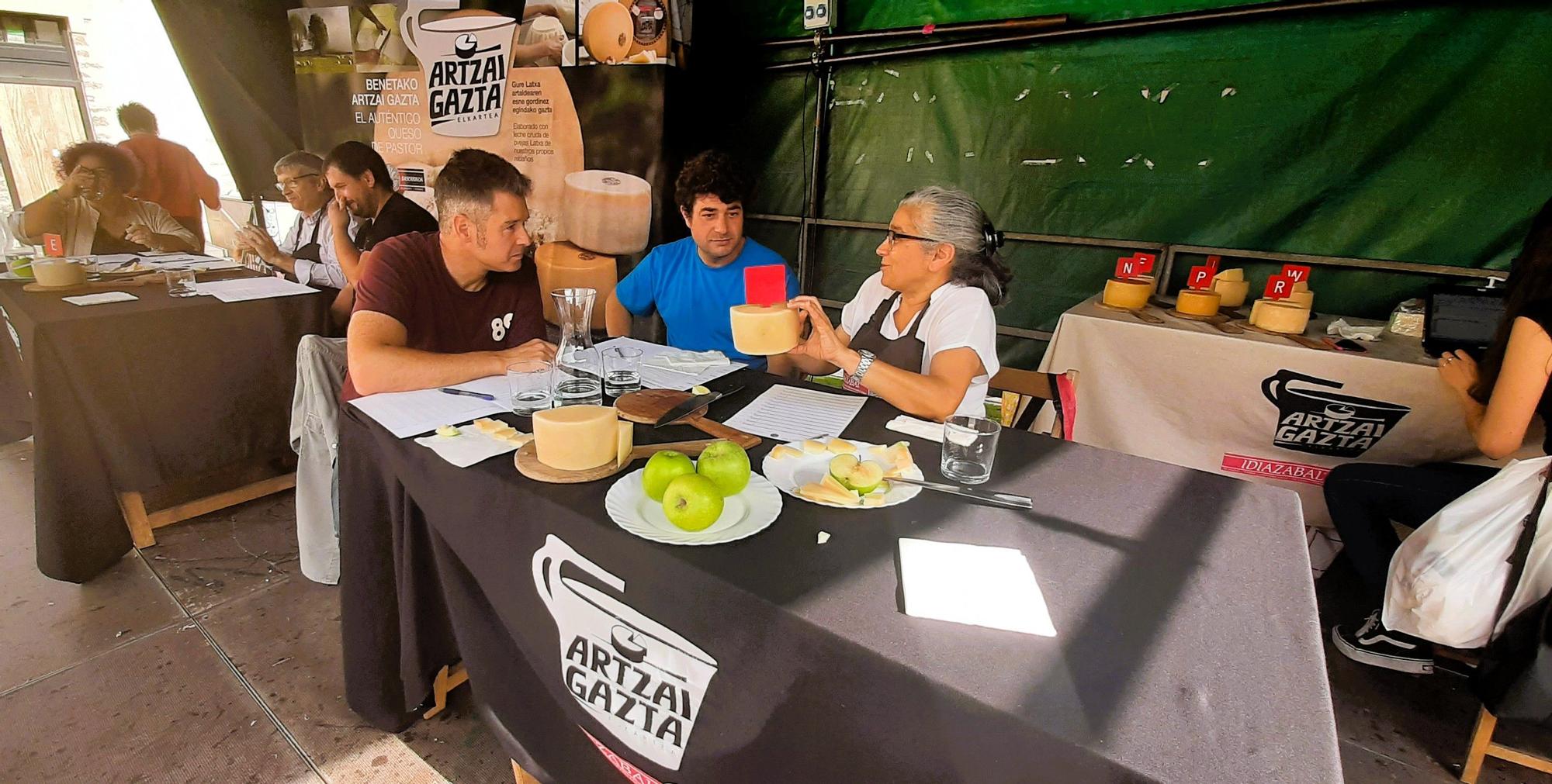 Jurado en el concurso de queso Idiazabal en 2024
