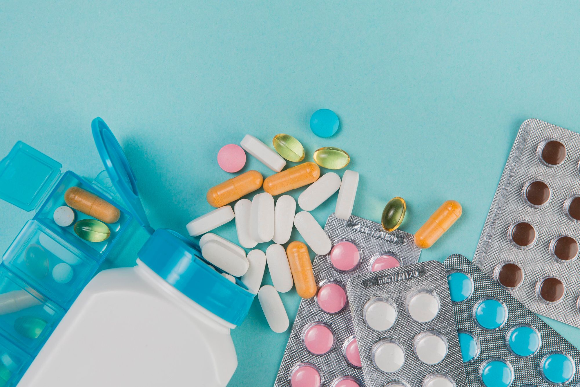 Antibiótico en distintas formas farmacéuticas.
